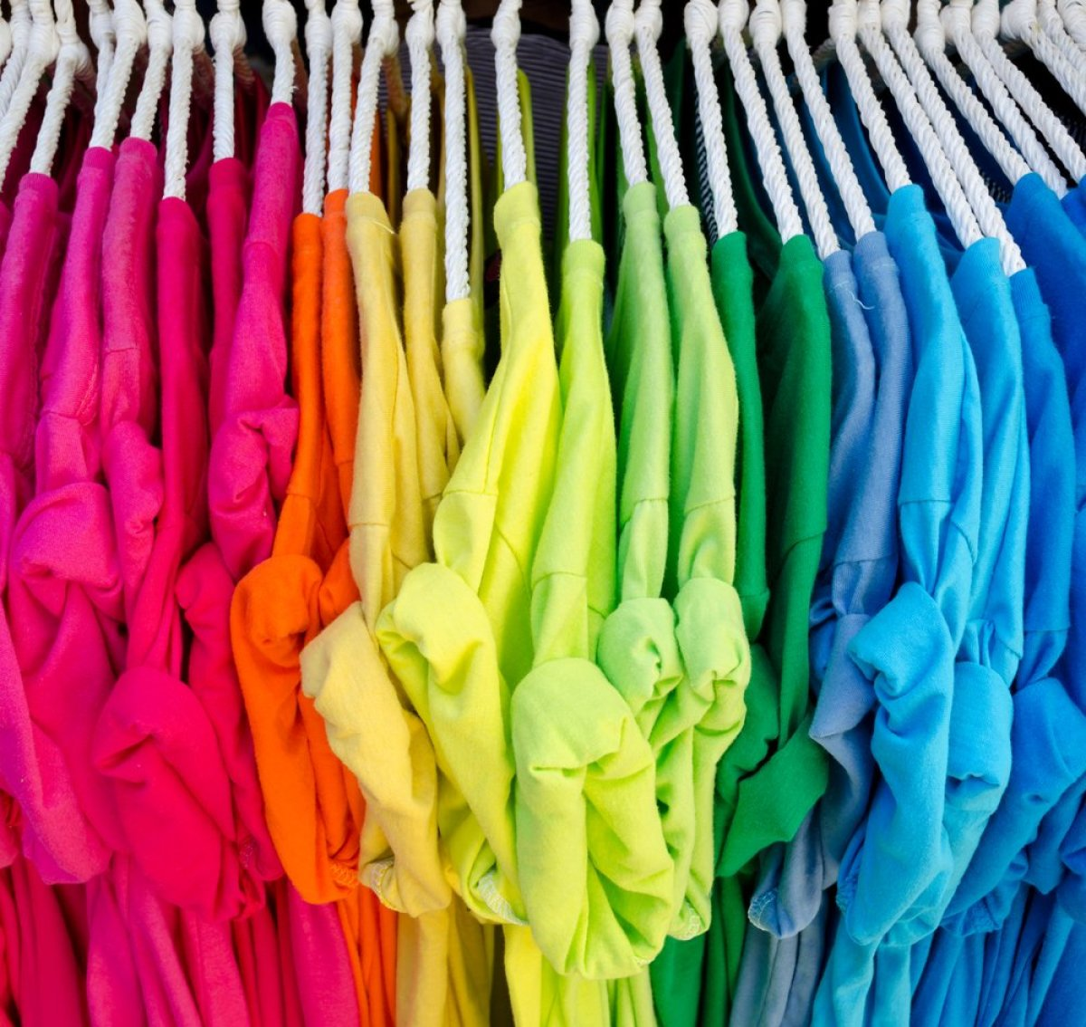 Бои на облека кои се целосно надвор од мода оваа пролет: Никој повеќе не ги носи