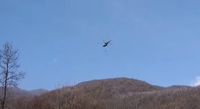 ЦУК: Пожарот на Јабланица локализиран, армиски хеликоптер изврши 16 прелети