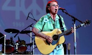 Потврдено од членовите на бендот – Починал Џо Мекдоналд, фронтменот на групата „Country Joe and the Fish“