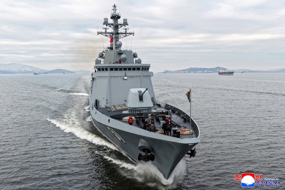 (Фото) Ким Џонг Ун пловеше на својот нов разорувач