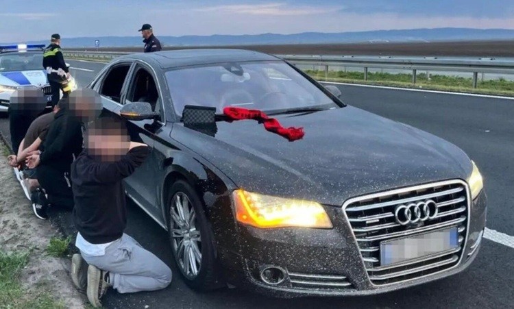 Албански државјани во Србија позираа со симболи на „Голема Албанија“