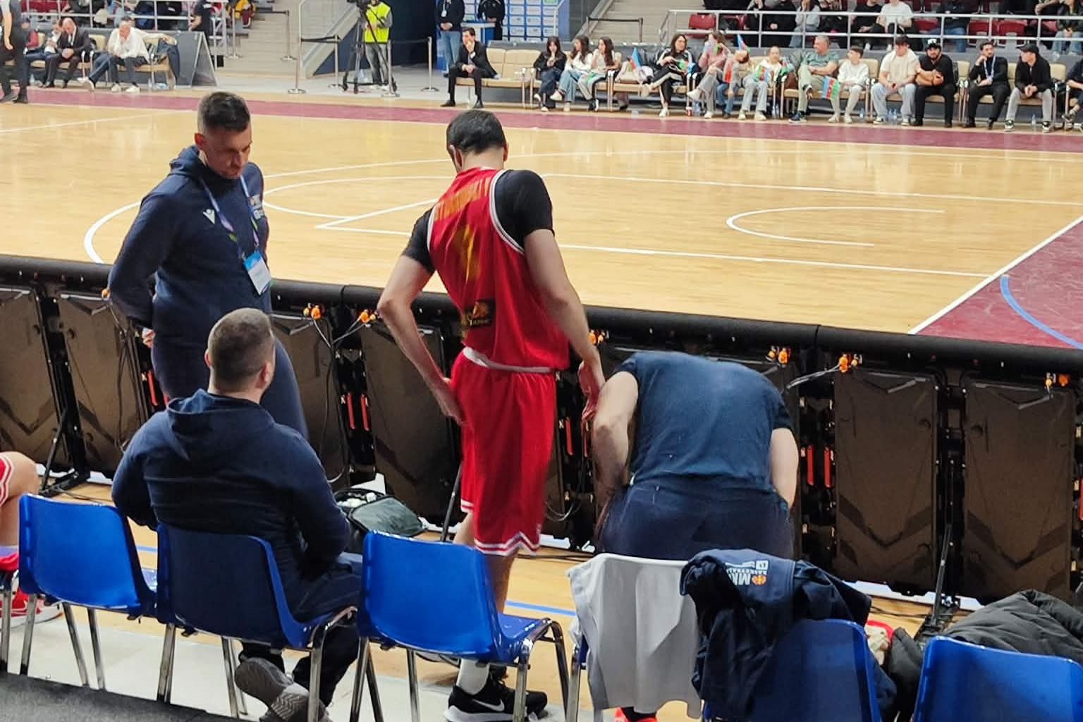 Полувреме за заборав: Македонија губи во Баку, а се повреди и Војдан Стојановски!