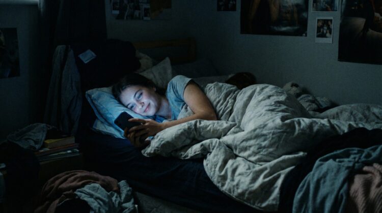 Тинејџерите спијат помалку од кога било. Мобилните телефони не се единствената причина