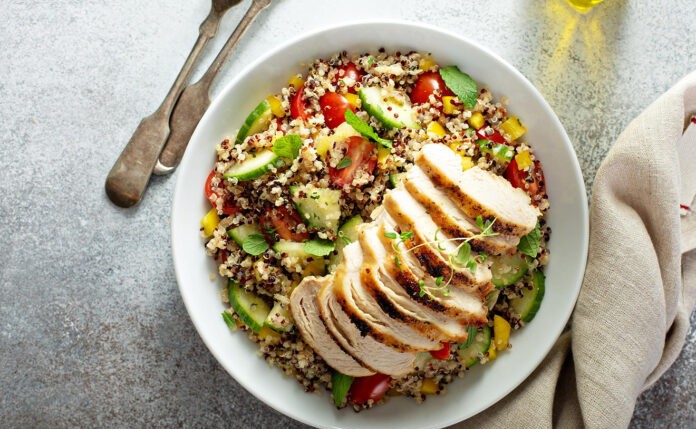 РЕЦЕПТ НА ДЕНОТ: Чудо од оброк – пилешко со киноа и печен зеленчук