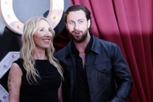 (Фото) Го завела кога имал 18 години, сега го слават нејзиниот 59-ти роденден: Нивната љубов е трн во окото на сите