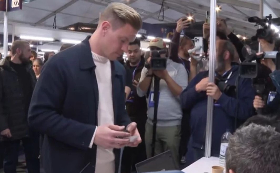 Тер Штеген се појави на изборите во Барселона и се посрамоти! (ВИДЕО)