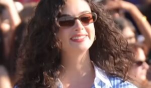 (Видео) Прекрасната ќерка на Моника Белучи блеска во шик комбинација