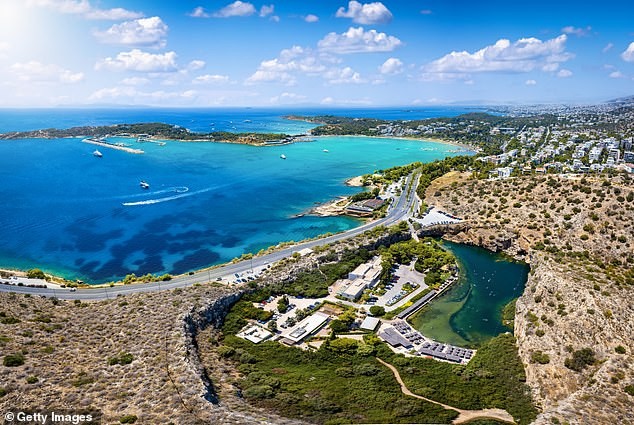 Грците во трка со времето: Нуркач исчезна во мрачната пештера наречена „Проклетиот бунар“ крај Атина, местото каде што загинаа четворица пред него