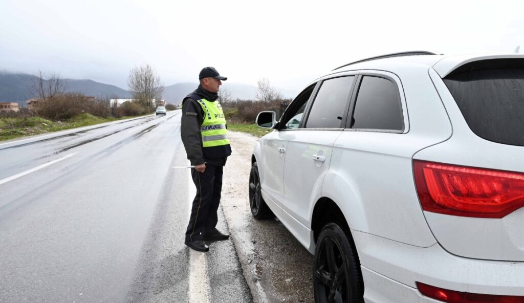 Пронајдена дрога во возило на патарината кај Гостивар, лишени од слобода три лица
