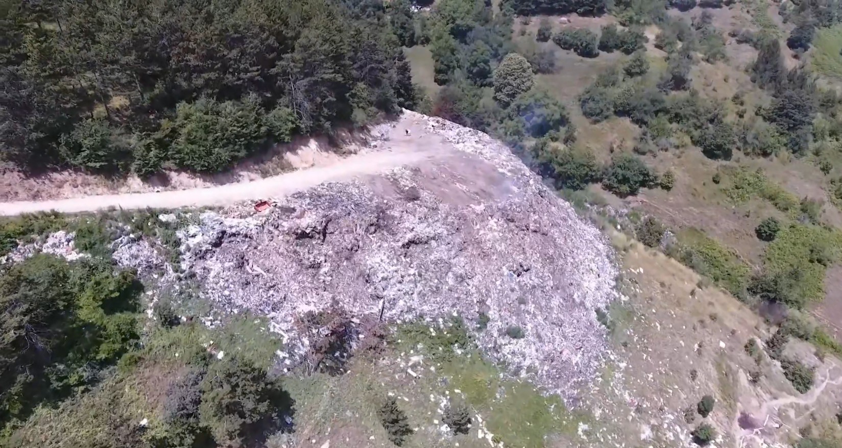 Се затрупува крушевската депонија за да се спречи нејзино запалување и пожар на околната шума