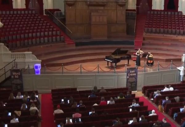 Студенти во Амстердам се подготвуваат за испити додека музичари им свират класична музика