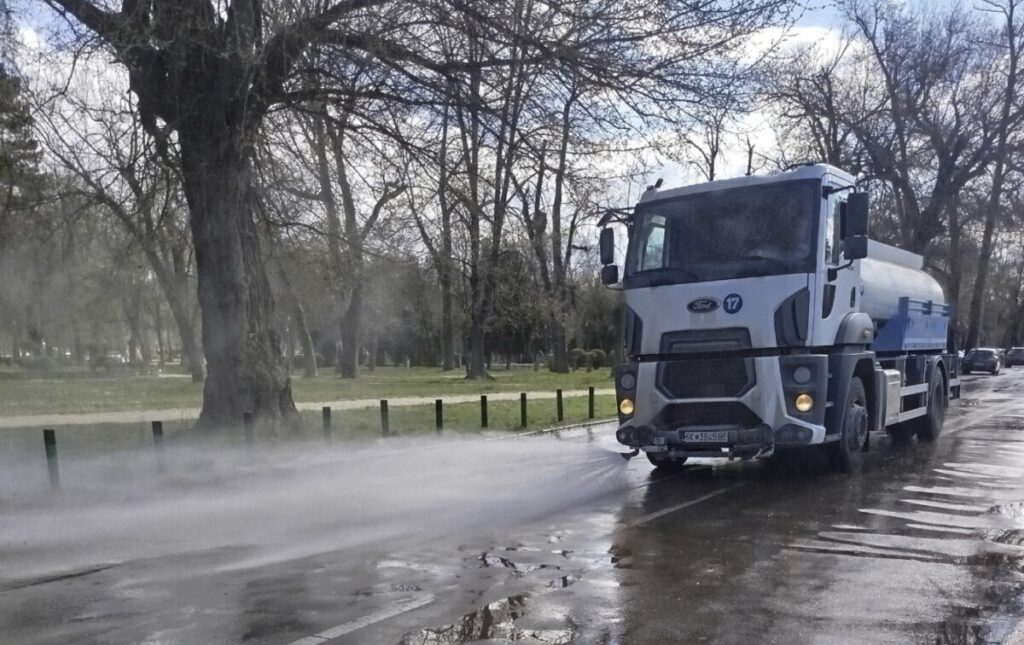 ЈП Комунална хигиена Скопје започна со машинско миење на скопските булевари и улици