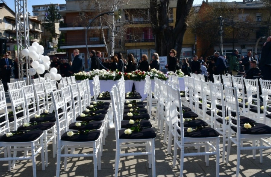 63 БЕЛИ СТОЛЧИЊА, ЗА 63 ИЗГУБЕНИ ЖИВОТИ: Секое столче ја носи тишината на едно отсутно присуство  во Кочани