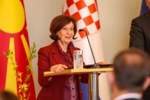 Сиљановска – Давкова: Во Македонија околу 80 отсто од граѓаните не сакаат да се менува Уставот