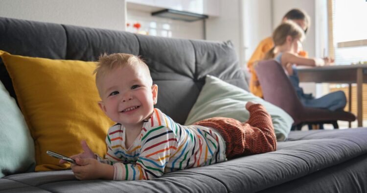 Рана изложеност на екрани кај бебиња: Зошто начинот на користење е поважен од времето