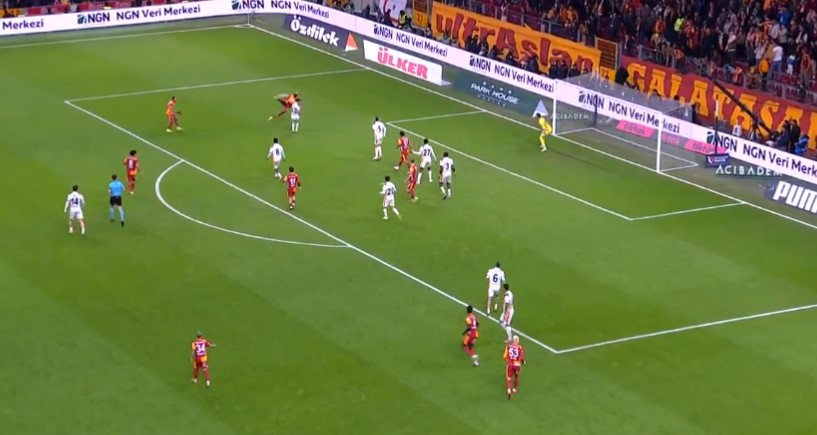 Немаше среќа: Осимен со спектакуларни „ножички“ погоди пречка! (ВИДЕО)