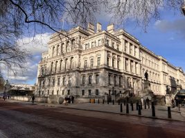 Илјадници маршираат против крајната десница во Лондон во најголемиот мултикултурен протест во историјата на Обединетото Кралство