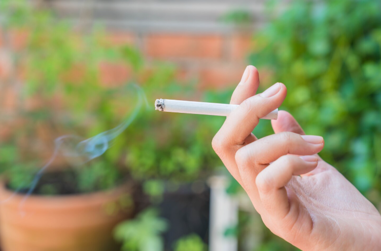 Французите пресметаа: Паузите за цигари ги чинат работодавците повеќе од буџетот на град во регионот