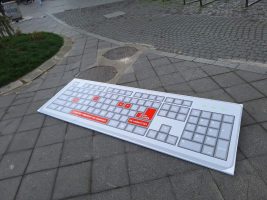 „Притисни“ поинаков избор од говорот на омраза: Уметничка интервенција во форма на голема тастатура поставена на скверoт кај КИМ