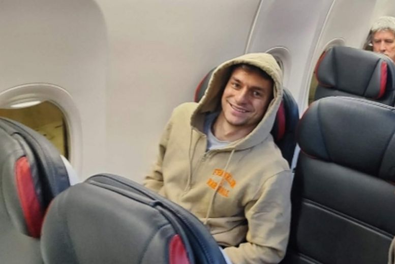 Потег за респект: Ашковски доби ВИП третман од МВР на скопскиот аеродром!