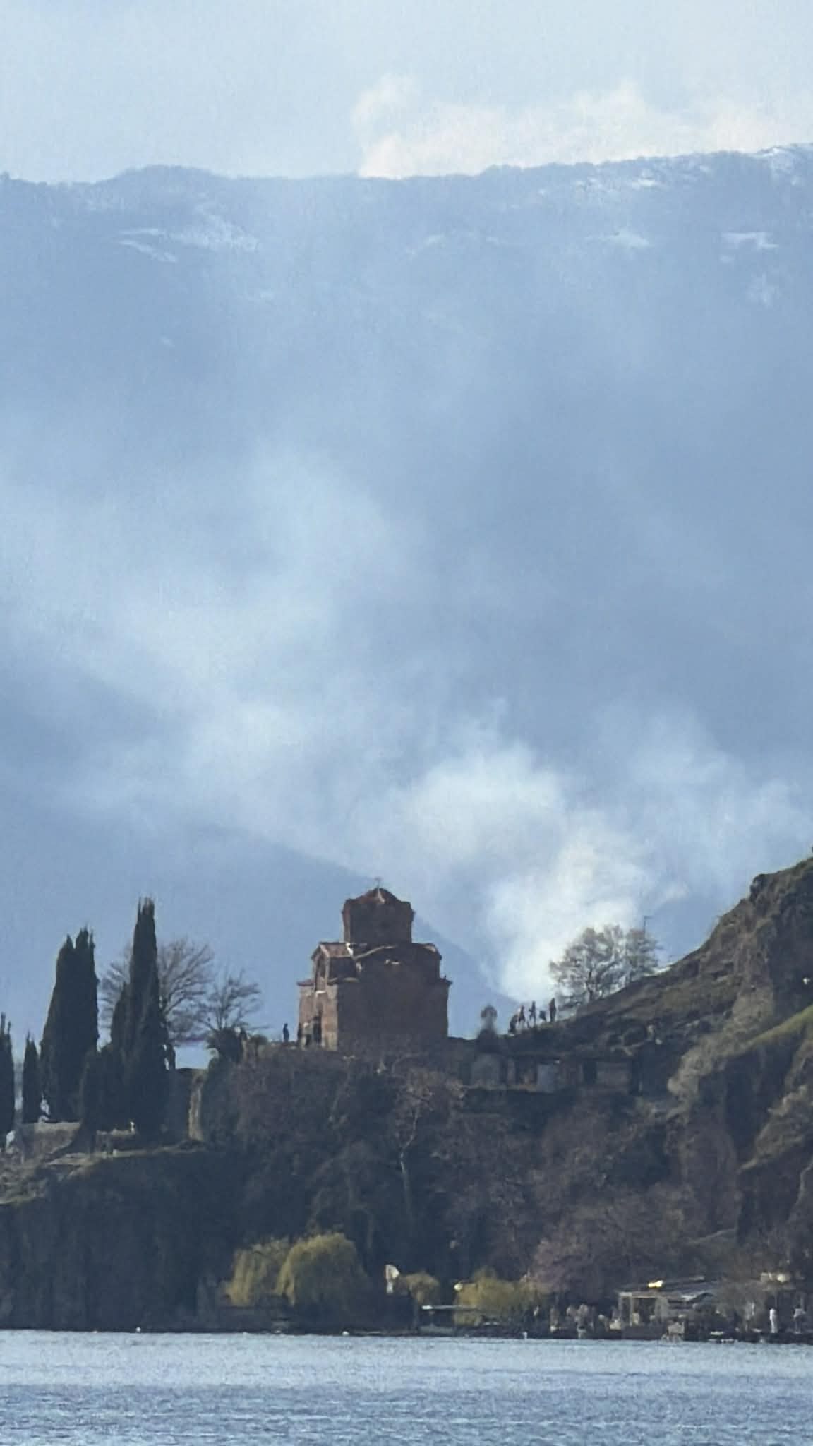 Втор ден гори пожар над Франгово и Радолишта, струшко