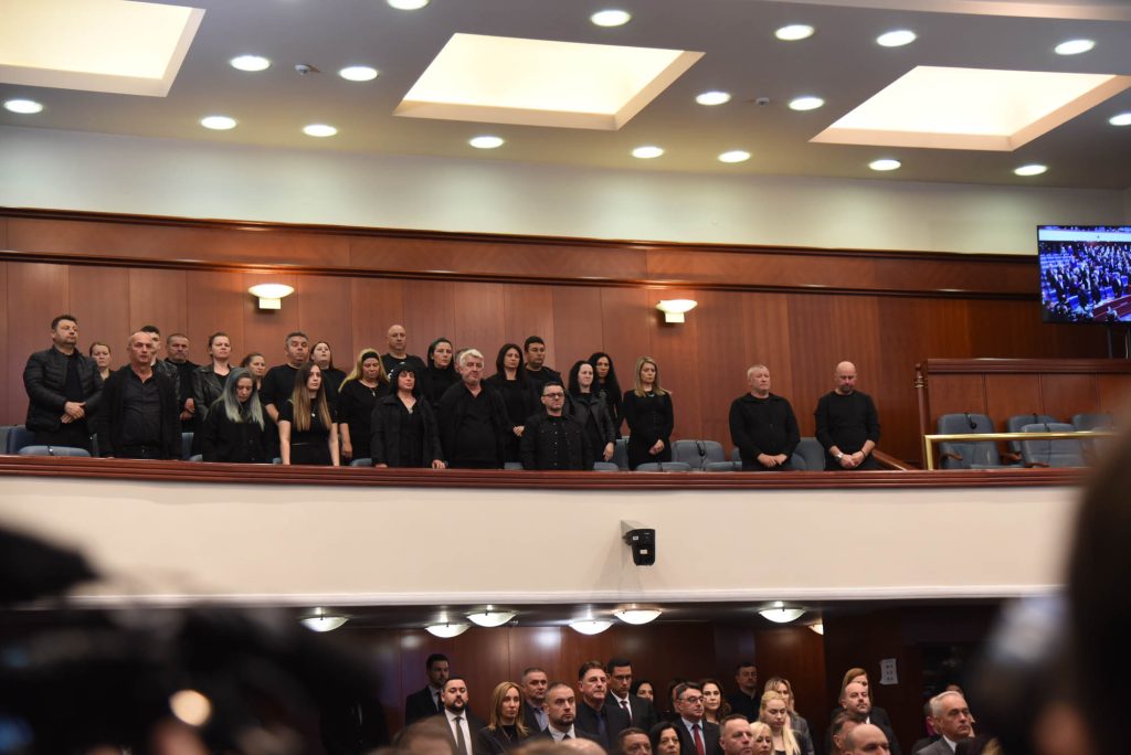 Очекувавме барем имињата да им ги споменат – рекоа родителите на загинатите во Кочани по комеморативната седница во Собранието