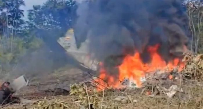 (видео) АВИОНСКА НЕСРЕЌА: Загинаа 66 лица при падот на воениот авион Ц-130 Херкулес во Колумбија, во кој имало вкупно 128 патници