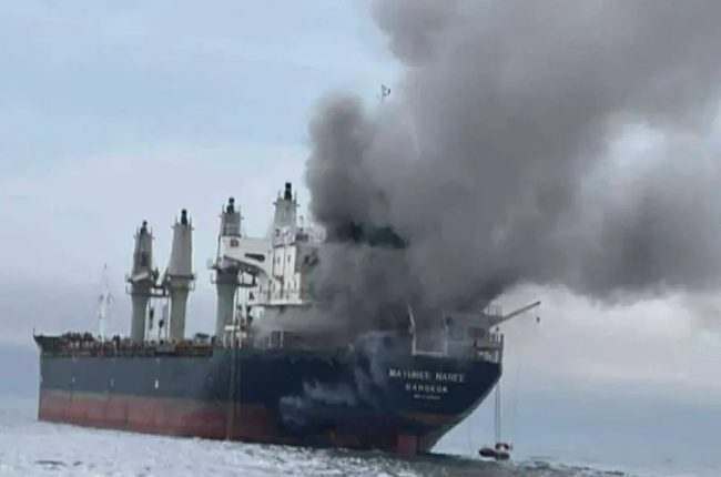 ТАЈЛАНДСКИ БРОД ВО ПЛАМЕН ОТКАКО БИЛ ПОГОДЕН ОД ПРОЕКТИЛ ВО ОРМУСКИОТ ПРОТОК