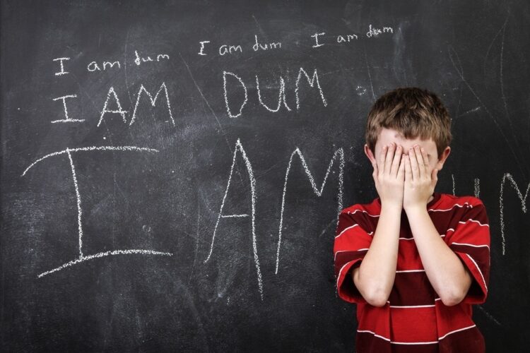 Три знаци дека вашето дете има ниска самодоверба