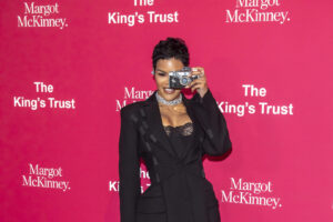 (Видео) Актерката покажа нова верзија на „гол фустан“, сите се прашуваат – дали е навистина гола?