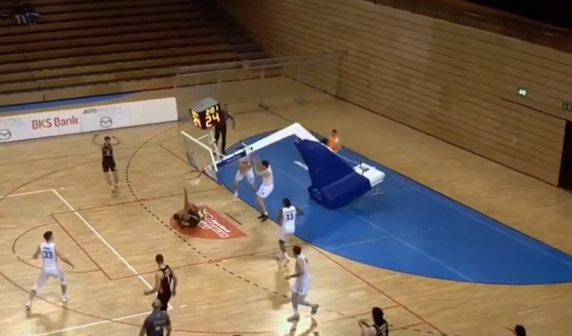 Страшна сцена во Хрватска – се урна кошот при забивање! (ВИДЕО)