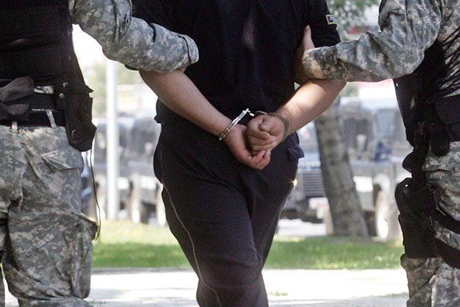 Уапсен насилник во Кисела Вода, пукал со пиштол во домот и ги малтретирал сопругата и трите ќерки