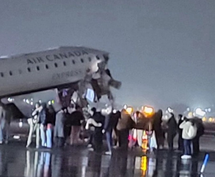 Хаос на Ла Гвардија: Авион се судри со возило, сите летови приземјени поради вонредна состојба