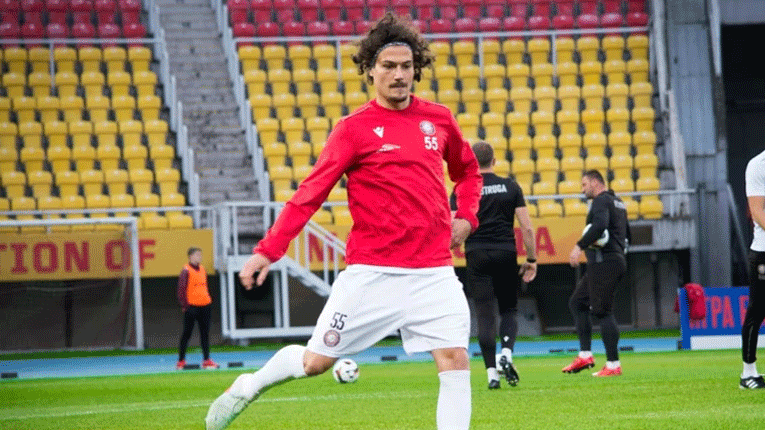 „Стружанец“ му спаси живот на ривалски фудбалер кој колабираше на терен (Видео)