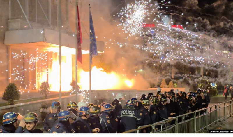 Демонстранти во Тирана фрлаа молотови коктели врз институции