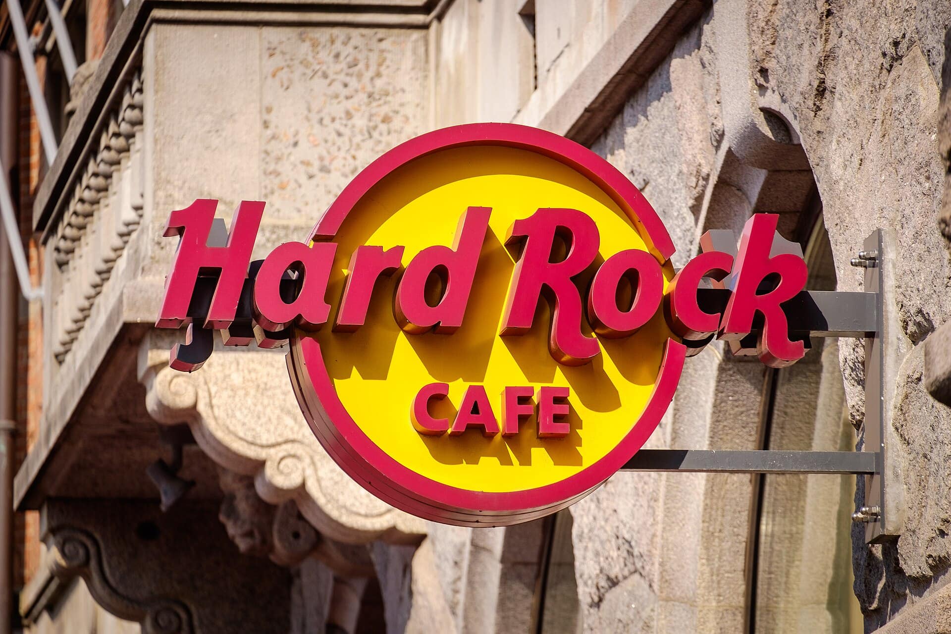 HARD ROCK CAFE ПРИСТИГНА ВО БЕЛГРАД: Каде е отворено првото кафуле на прочуената франшиза и каква е заслугата на легендарниот гитарист Ерик Клептон?