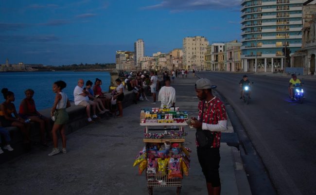 РУСИЈА ВЕЛИ ДЕКА ЈА ПОДДРЖУВА КУБА ОТКАКО ТРАМП НАЈАВИ ДЕКА ЌЕ ЈА ЗАЗЕМЕ