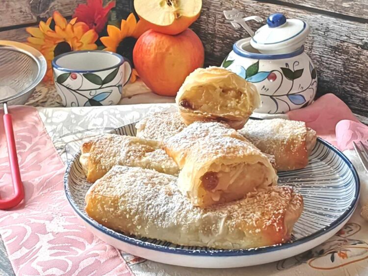 РЕЦЕПТ НА ДЕНОТ: Мини штрудли со јаболка