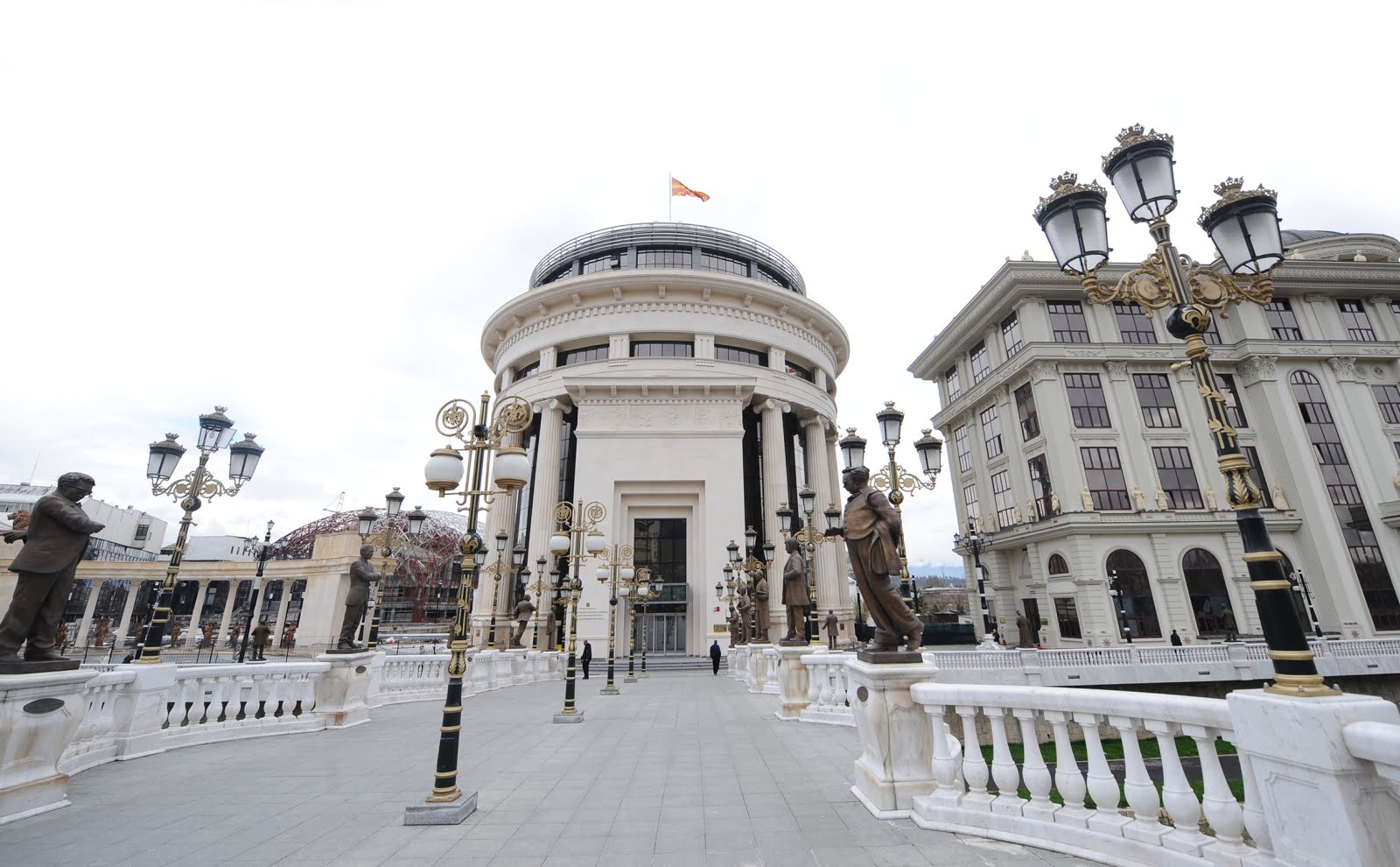 ОЈО: Се прибираат докази и се сослушуваат сведоци по трагедијата во Карпош каде мајка и дете беа најдени мртви по пад од зграда