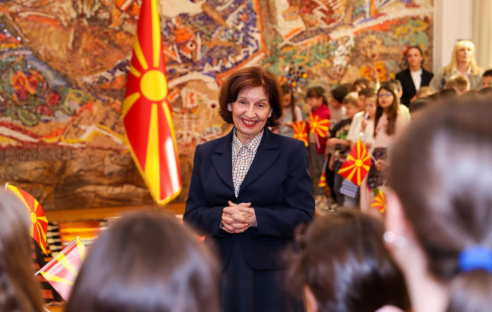 Церемонија на свечено менување на државното знаме во Кабинетот на претседателката Сиљановска-Давкова