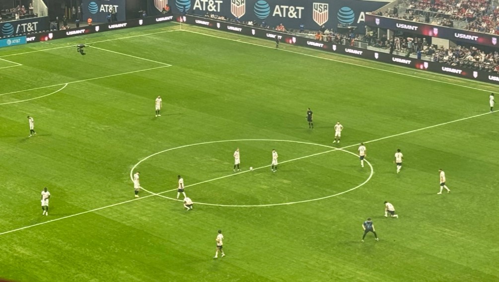 Бизарно: САД и Белгија играа во речиси идентични дресови! (ВИДЕО)