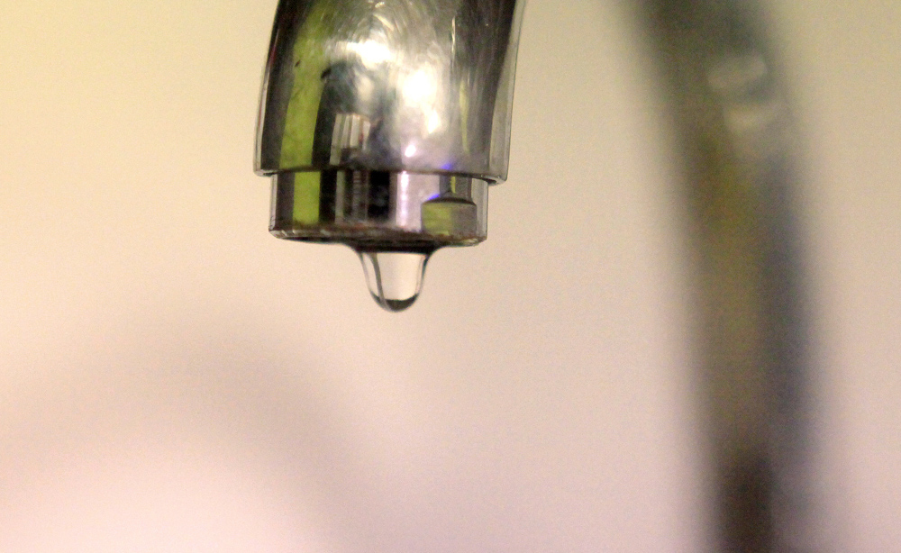 Поради дефект без вода корисниците од улица „Славејко Арсов“ во Центар