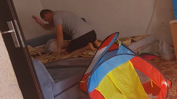 Мајката што го сними насилниот татко алармира дека тој е на слобода и се заканува дека ќе му пресуди