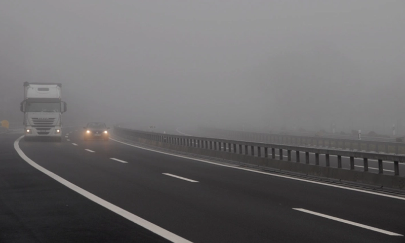 Магла на неколку патни правци, во прекин товарниот сообраќај на ГП „Деве Баир“