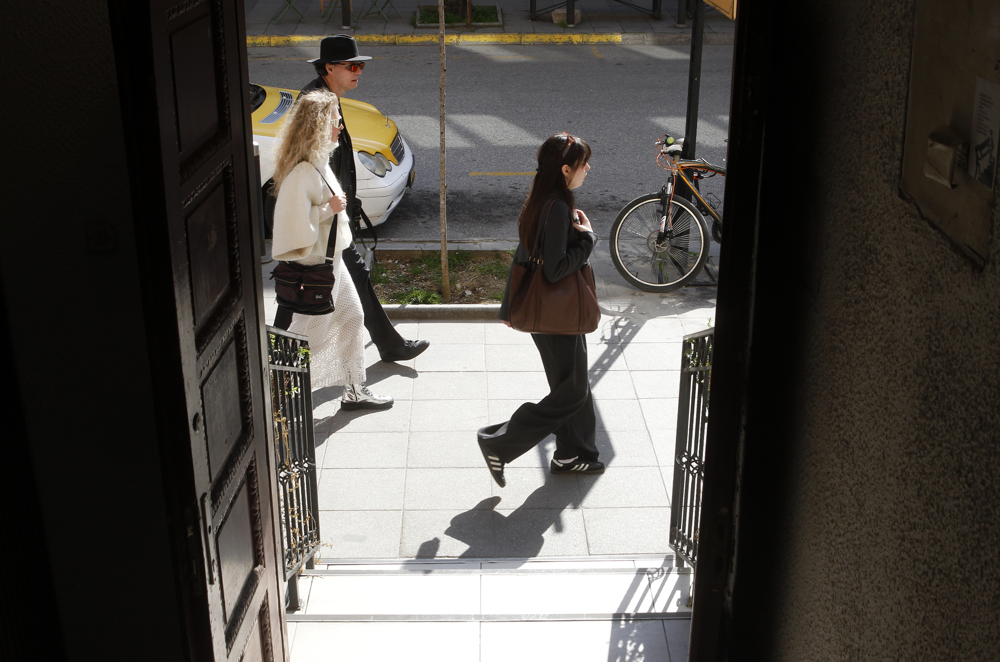 Сончево време со мала до умерена облачност, попладне услови за слаб локален дожд