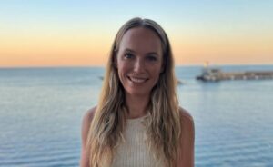 (Фото) Поранешната тенисерка број еден во светот го покажа неверојатното тело во бикини – по три породувања