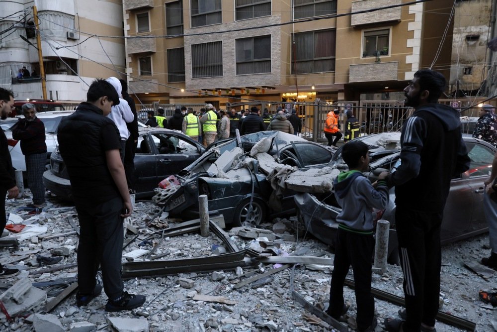 (Фото) Израел го нападна центарот на Бејрут: погодена е станбена зграда