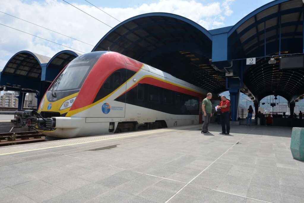 Работник од „Македонски Железници“ повреден од струен удар во Скопје