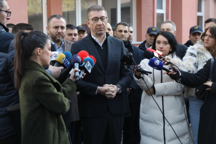 ДУИ го носеа Законот за јазици и ги излажаа Албанците, вели Мицкоски