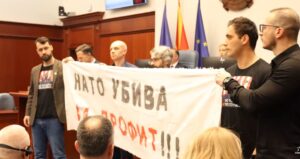 (ВИДЕО) „Топол“ пречек за Марк Руте денеска во Собранието на Македонија, од страна на пратениците од Левица